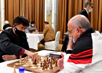DAMASKUS, Para pemain mengikuti kejuaraan catur yang digelar di Damaskus, ibu kota Suriah, pada 7 Desember 2021. (Xinhua/Ammar Safarjalani)