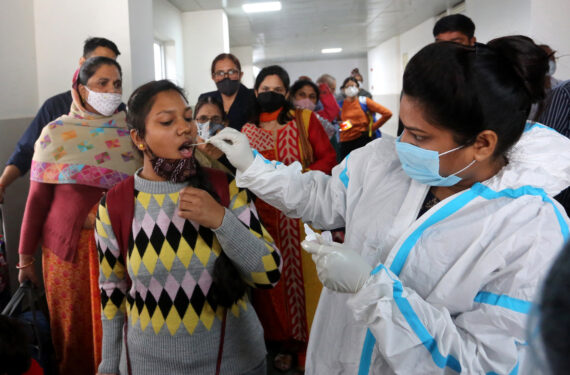 BHOPAL, Tenaga kesehatan mengambil sampel usap (swab) dari seorang wanita untuk tes COVID-19 di Bhopal, ibu kota Negara Bagian Madhya Pradesh, India, pada 7 Desember 2021. Jumlah kasus COVID-19 di India bertambah menjadi 34.648.383 pada Selasa (7/12), setelah 6.822 kasus baru dilaporkan dalam 24 jam terakhir di seluruh wilayah negara itu, ungkap data terbaru Kementerian Kesehatan dan Kesejahteraan Keluarga India. (Xinhua/Str)