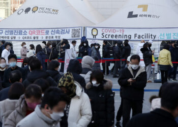 SEOUL, Warga mengantre untuk menjalani tes asam nukleat di sebuah lokasi pengambilan sampel di Seoul, Korea Selatan, pada 8 Desember 2021. Menurut Badan Pengendalian dan Pencegahan Penyakit Korea (Korea Disease Control and Prevention Agency/KDCA), negara itu melaporkan tambahan 7.175 kasus COVID-19 hingga Selasa (7/12) tengah malam waktu setempat dibandingkan dengan 24 jam sebelumnya, menambah total infeksi menjadi 489.484 kasus. (Xinhua/NEWSIS)