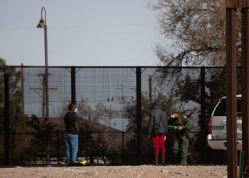 CIUDAD JUAREZ, Seorang agen Patroli Perbatasan AS memeriksa para migran yang datang dari Ciudad Juarez, Meksiko, di dekat perbatasan AS-Meksiko, pada 7 Desember 2021. (Xinhua/David Peinado)