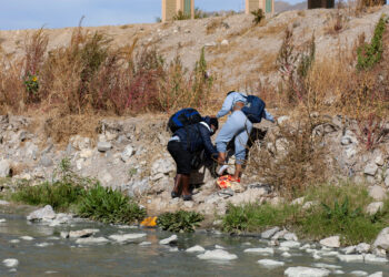 CIUDAD JUAREZ, Para migran yang menyeberangi Sungai Rio Bravo di dekat perbatasan Amerika Serikat-Meksiko, terlihat dari Ciudad Juarez, Negara Bagian Chihuahua, Meksiko, pada 7 Desember 2021. (Xinhua/David Peinado)