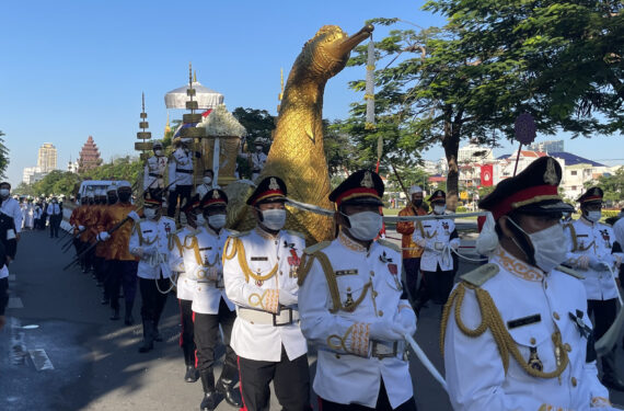 PHNOM PENH, Sebuah kereta kuda yang membawa peti jenazah Pangeran Kamboja Norodom Ranariddh memimpin prosesi pemakaman di sebuah jalan di Phnom Penh, Kamboja, pada 8 Desember 2021. Jenazah Pangeran Kamboja Norodom Ranariddh dikremasi pada Rabu (8/12) dalam sebuah upacara Buddhis yang panjang di sebuah taman di sebelah Istana Kerajaan di Phnom Penh, ibu kota Kamboja. (Xinhua/Sovannara)