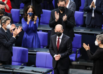 BERLIN, Olaf Scholz (tengah depan) menerima ucapan selamat setelah terpilih sebagai kanselir di gedung Reichstag di Berlin, ibu kota Jerman, pada 8 Desember 2021. Olaf Scholz terpilih sebagai Kanselir Federal Jerman yang baru pada Rabu (8/12), menjadi Kanselir Federal keempat dari Partai Sosial Demokrat (Social Democratic Party/SPD). (Xinhua/Shan Yuqi)