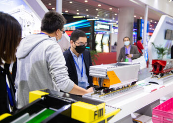 ZHUZHOU, Para pengunjung mengamati berbagai produk pameran di Pameran Industri Manufaktur Kereta Api dan Peralatan Internasional China di Zhuzhou, Provinsi Hunan, China tengah, pada 8 Desember 2021. Pameran tersebut resmi dibuka pada Rabu (8/12). (Xinhua/Chen Sihan)