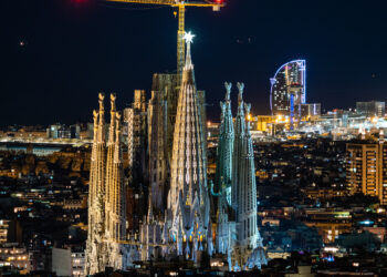 BARCELONA, Foto yang diabadikan pada 8 Desember 2021 ini menunjukkan hiasan bintang bercahaya yang menyala di sebuah menara Sagrada Familia, yang merupakan tambahan terbaru untuk mahakarya arsitek Antoni Gaudi, di Barcelona, Spanyol. (Xinhua/Joan Gosa)
