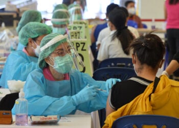 BANGKOK, Warga menerima suntikan vaksin COVID-19 di Bangkok, Thailand, pada 7 Desember 2021. Pada Rabu (8/12), Thailand melaporkan 3.618 kasus terkonfirmasi baru COVID-19 dan tambahan 38 kematian selama 24 jam terakhir, menambah total infeksi dan kematian akibat COVID-19 di negara itu masing-masing menjadi lebih dari 2,15 juta dan 21.035, menurut Pusat Administrasi Situasi COVID-19 (Center for COVID-19 Situation Administration/CCSA). Hingga Selasa (7/12), 59,2 persen populasi Thailand telah divaksinasi lengkap, tunjuk data CCSA. (Xinhua/Rachen Sageamsak)