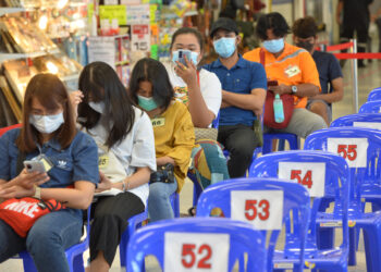 BANGKOK, Warga mengantre untuk menerima suntikan vaksin COVID-19 di Bangkok, Thailand, pada 7 Desember 2021. Pada Rabu (8/12), Thailand melaporkan 3.618 kasus terkonfirmasi baru COVID-19 dan tambahan 38 kematian selama 24 jam terakhir, menambah total infeksi dan kematian akibat COVID-19 di negara itu masing-masing menjadi lebih dari 2,15 juta dan 21.035, menurut Pusat Administrasi Situasi COVID-19 (Center for COVID-19 Situation Administration/CCSA). Hingga Selasa (7/12), 59,2 persen populasi Thailand telah divaksinasi lengkap, tunjuk data CCSA. (Xinhua/Rachen Sageamsak)