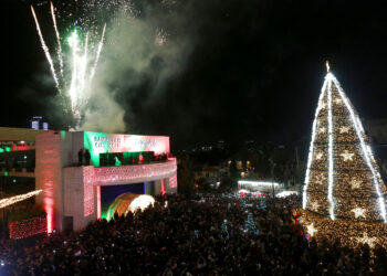 RAMALLAH, Kembang api menghiasi langit saat upacara penyalaan pohon Natal di Kota Ramallah, Tepi Barat, pada 6 Desember 2021. (Xinhua/Nidal Eshtayeh)