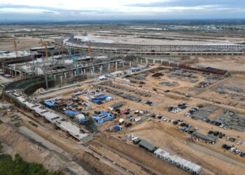 PHNOM PENH, Foto dari udara yang diabadikan pada 9 Desember 2021 ini menunjukkan lokasi pembangunan Bandar Udara Internasional Phnom Penh yang baru di Provinsi Kandal, Kamboja, pada 9 Desember 2021. Meski diterpa krisis COVID-19, lebih dari 27 persen pekerjaan pembangunan Bandar Udara Internasional Phnom Penh baru senilai 1,5 miliar dolar AS (1 dolar AS = Rp14.348) itu telah selesai, kata Perdana Menteri Kamboja Samdech Techo Hun Sen pada Kamis (9/12). (Xinhua/Ly Lay)