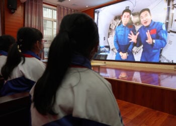 LONGNAN, Para siswa menghadiri kelas yang disiarkan secara langsung yang diberikan oleh para awak Shenzhou-13 di wilayah Kangxian, Provinsi Gansu, China barat laut, pada 9 Desember 2021. Kelas langsung pertama dari stasiun luar angkasa China itu diadakan pada Kamis (9/12) sore, diberikan oleh awak Shenzhou-13 yaitu Zhai Zhigang, Wang Yaping, dan Ye Guangfu kepada para siswa di Bumi. (Xinhua/Chen Bin)