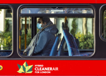 LONDON, Seorang penumpang yang memakai masker terlihat di dalam sebuah bus di London, Inggris, pada 9 Desember 2021. Inggris akan beralih ke pembatasan "Rencana B" untuk mengatasi cepatnya penyebaran varian Omicron pada musim dingin ini, kata Perdana Menteri Inggris Boris Johnson pada Rabu (8/12). (Xinhua/Stephen Chung)