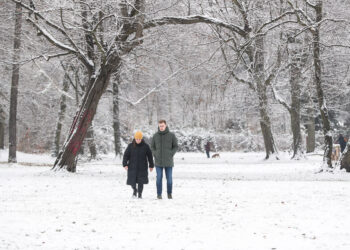 BERLIN, Para pejalan kaki berjalan di sebuah taman yang tertutup salju di Berlin, ibu kota Jerman, pada 9 Desember 2021. (Xinhua/Shan Yuqi)