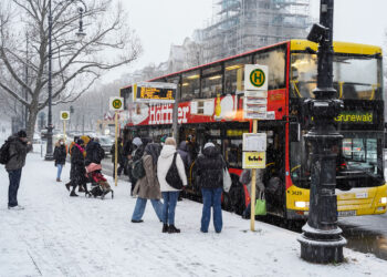 BERLIN, Sebuah bus tiba saat hujan salju mengguyur Berlin, ibu kota Jerman, pada 9 Desember 2021. (Xinhua/Stefan Zeitz)