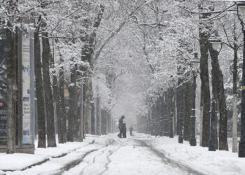 WINA, Orang-orang berjalan di tengah hujan salju di Wina, Austria, pada 9 Desember 2021. Hujan salju lebat melanda Wina pada Kamis (9/12). (Xinhua/Guo Chen)