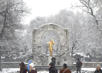 WINA, Foto yang diabadikan pada 9 Desember 2021 ini menunjukkan Monumen Johann Strauss yang berselimut salju di Stadtpark di Wina, Austria. Hujan salju lebat melanda Wina pada Kamis (9/12). (Xinhua/Guo Chen)