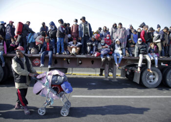 PUEBLA, Para migran yang tergabung dalam sebuah kelompok karavan menaiki truk di jalan raya Puebla-Meksiko di Negara Bagian Puebla, Meksiko, pada 9 Desember 2021. Sebuah karavan migran melanjutkan perjalanannya melalui Negara Bagian Puebla, dalam perjalanannya melintasi wilayah Meksiko menuju perbatasan dengan Amerika Serikat. (Xinhua/Carlos Pacheco)