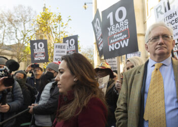 LONDON, Stella Moris, tunangan Julian Assange, terlihat di luar gedung Pengadilan Tinggi di London, Inggris, pada 10 Desember 2021. Pendiri WikiLeaks Julian Assange dapat diekstradisi ke Amerika Serikat (AS) untuk menghadapi tuduhan spionase, demikian keputusan pengadilan tersebut pada Jumat (10/12) ketika membatalkan putusan pengadilan rendah awal tahun ini. (Xinhua/Ray Tang)