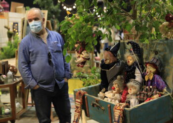 BEIRUT, Sejumlah boneka dipajang dalam sebuah pameran bertajuk "Pasar Loak" di Beirut, Lebanon, pada 11 Desember 2021. Pameran lima hari yang dimulai pada Rabu (8/12) itu memamerkan berbagai barang termasuk di antaranya mebel, peralatan rumah tangga, lukisan, baju, dan aksesori. (Xinhua/Liu Zongya)