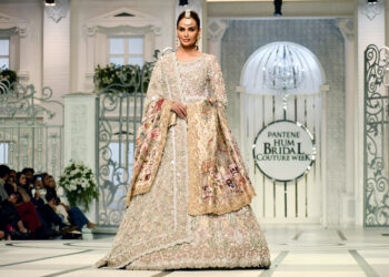 LAHORE, Seorang model menampilkan sebuah kreasi busana pada hari kedua gelaran Bridal Couture Week di Lahore, Pakistan, pada 11 Desember 2021. (Xinhua/Sajjad)