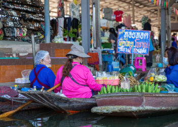 RATCHABURI, Para pedagang menunggu wisatawan di Pasar Apung Damnoen Saduak di Ratchaburi, Thailand, pada 11 Desember 2021. Pasar-pasar apung di Thailand selalu diminati wisatawan mancanegara. Namun, pasar apung di negara itu yang dulu ramai kini menjadi sepi akibat pandemi COVID-19. (Xinhua/Wang Teng)