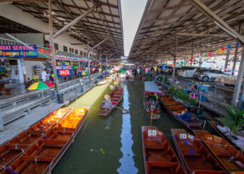 RATCHABURI, Foto yang diabadikan pada 11 Desember 2021 ini menunjukkan Pasar Apung Damnoen Saduak di Ratchaburi, Thailand. Pasar-pasar apung di Thailand selalu diminati wisatawan mancanegara. Namun, pasar apung di negara itu yang dulu ramai kini menjadi sepi akibat pandemi COVID-19. (Xinhua/Wang Teng)