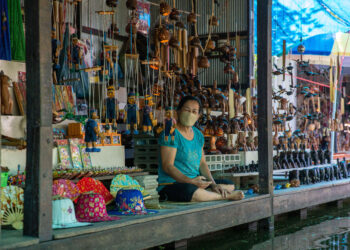RATCHABURI, Seorang pedagang menunggu wisatawan di Pasar Apung Damnoen Saduak di Ratchaburi, Thailand, pada 11 Desember 2021. Pasar-pasar apung di Thailand selalu diminati wisatawan mancanegara. Namun, pasar apung di negara itu yang dulu ramai kini menjadi sepi akibat pandemi COVID-19. (Xinhua/Wang Teng)