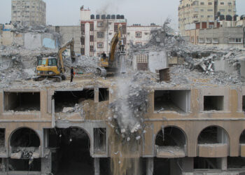 GAZA CITY, Para pekerja Palestina membersihkan puing-puing bangunan yang hancur akibat serangan udara Israel di Gaza City pada 13 Desember 2021. Seorang pejabat senior Palestina pada Minggu (12/12) menuding Israel menghambat proses rekonstruksi di Jalur Gaza yang terkepung, yang dikuasai oleh Gerakan Perlawanan Islam (Hamas). (Xinhua/Rizek Abdeljawad)