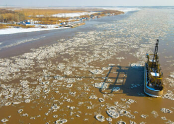 ORDOS, Foto dari udara yang diabadikan pada 13 Desember 2021 ini menunjukkan es yang mengalir di Sungai Kuning di Ordos, Daerah Otonom Mongolia Dalam, China utara. (Xinhua/Peng Yuan)