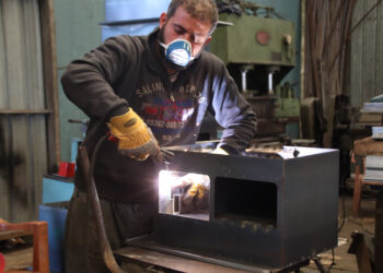 BEIRUT, Seorang pekerja membuat alat pemanas di sebuah pabrik di Kota Nabatiyeh, Lebanon selatan, pada 10 Desember 2021. Industri alat pemanas, khususnya yang berbahan bakar kayu, tumbuh pesat di tengah lonjakan harga tangki bahan bakar diesel dan penjatahan listrik yang parah. (Xinhua/Taher Abu Hamdan)