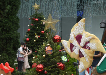 SINGAPURA, Orang-orang melihat-lihat berbagai dekorasi Natal di Flower Dome di Gardens by the Bay, Singapura, pada 13 Desember 2021. (Xinhua/Then Chih Wey)