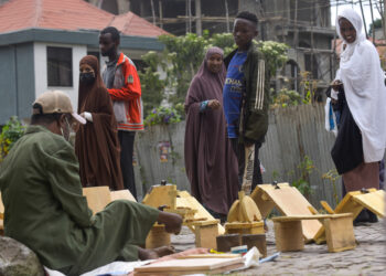 ADDIS ABABA, Sintayehu Teshale, seorang tukang kayu penyandang disabilitas, bekerja di sebuah pasar di pinggiran Addis Ababa, Ethiopia, pada 2 November 2021. (Xinhua/Michael Tewelde)