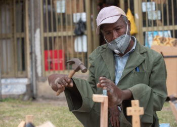 ADDIS ABABA, Sintayehu Teshale, seorang tukang kayu penyandang disabilitas, bekerja di sebuah pasar di pinggiran Addis Ababa, Ethiopia, pada 2 November 2021. (Xinhua/Michael Tewelde)