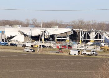 EDWARDSVILLE, Foto yang diabadikan pada 13 Desember 2021 ini menunjukkan bangunan Amazon Fulfillment Center yang rusak di Edwardsville, Illinois, Amerika Serikat (AS). Tornado menyapu sejumlah wilayah di kawasan barat tengah dan selatan AS pada Jumat (10/12) malam dan Sabtu (11/12) pagi waktu setempat, menyebabkan korban jiwa dan kerusakan parah. Pusat distribusi Amazon di Edwardsville dihantam tornado hingga runtuh. (Xinhua/Jason Tan)
