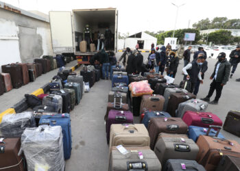 TRIPOLI, Para imigran menunggu keberangkatan di Bandar Udara Internasional Mitiga di Tripoli, Libya, pada 15 Desember 2021. Sebanyak 138 imigran ilegal secara sukarela dideportasi dari Libya ke Sudan pada Rabu (15/12). (Xinhua/Hamza Turkia)