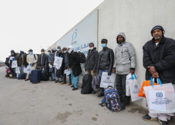 TRIPOLI, Para imigran menunggu keberangkatan di Bandar Udara Internasional Mitiga di Tripoli, Libya, pada 15 Desember 2021. Sebanyak 138 imigran ilegal secara sukarela dideportasi dari Libya ke Sudan pada Rabu (15/12). (Xinhua/Hamza Turkia)