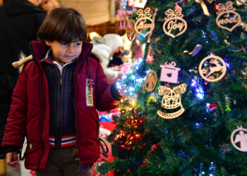 DAMASKUS, Seorang anak terlihat berbelanja untuk perayaan Natal di Damaskus, ibu kota Suriah, pada 15 Desember 2021. (Xinhua/Ammar Safarjalani)