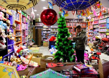 DAMASKUS, Seorang pria berbelanja untuk perayaan Natal di Damaskus, ibu kota Suriah, pada 15 Desember 2021. (Xinhua/Ammar Safarjalani)