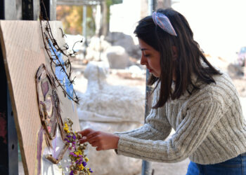 DAMASKUS, Seorang wanita berkreasi di sebuah acara seni di Damaskus, ibu kota Suriah, pada 15 Desember 2021. Total 20 orang menghadiri acara tersebut untuk membuat karya seni termasuk berbagai patung dan lukisan dengan memanfaatkan bahan daur ulang yang bertujuan untuk meningkatkan kesadaran menghemat sumber daya dan melindungi lingkungan. (Xinhua/Ammar Safarjalani)