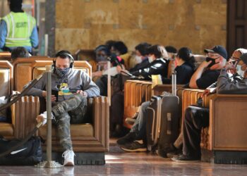 LOS ANGELES, Para penumpang yang mengenakan masker terlihat di Union Station di Los Angeles, California, Amerika Serikat (AS), pada 15 Desember 2021. Peraturan wajib pakai masker di dalam ruangan (indoor) kembali diterapkan mulai Rabu (15/12) di California, negara bagian terpadat di AS, di tengah peningkatan kasus COVID-19. (Xinhua)