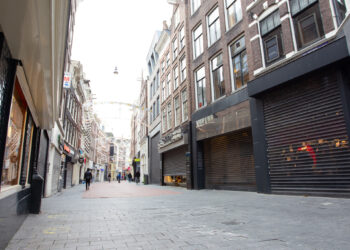 AMSTERDAM, Foto yang diabadikan pada 20 Desember 2021 ini menunjukkan kawasan perbelanjaan yang kosong di Amsterdam, Belanda. Langkah karantina wilayah (lockdown) baru di Belanda ini mulai berlaku pada 19 Desember 2021 dan akan tetap diterapkan hingga 14 Januari 2022 mendatang. (Xinhua/Sylvia Lederer)