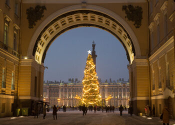 ST. PETERSBURG, Dekorasi cahaya terlihat di alun-alun Istana Musim Dingin di St. Petersburg, Rusia, pada 20 Desember 2021. (Xinhua/Irina Motina)