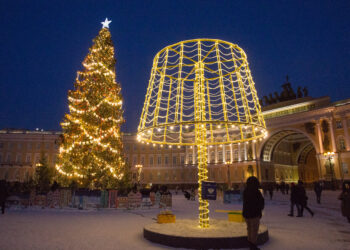 ST. PETERSBURG, Dekorasi cahaya terlihat di alun-alun Istana Musim Dingin di St. Petersburg, Rusia, pada 20 Desember 2021. (Xinhua/Irina Motina)