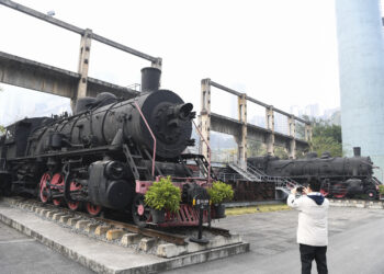 CHONGQING, Seorang pria mengunjungi pabrik baja yang diubah menjadi museum industri di Kota Chongqing, China barat daya, pada 21 Desember 2021. (Xinhua/Wang Quanchao)