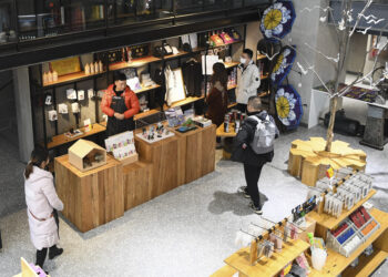 CHONGQING, Foto yang diabadikan pada 21 Desember 2021 ini menunjukkan sebuah toko yang menjual produk-produk budaya kreatif di pabrik baja yang diubah menjadi museum industri di Kota Chongqing, China barat daya. (Xinhua/Wang Quanchao)