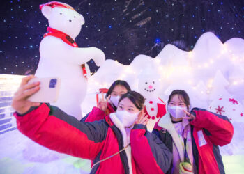 WUHAN, Para pengunjung berswafoto di festival seni es dan salju di Wuhan, ibu kota Provinsi Hubei, China tengah, pada 21 Desember 2021. Sebagai bagian dari gelaran 8th National Public Ice and Snow Season, festival seni es dan salju dibuka di Wuhan pada Selasa (21/12). (Xinhua/Xiao Yijiu)