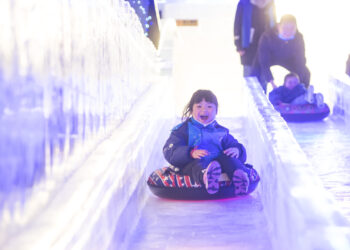 WUHAN, Anak-anak bermain seluncur es di festival seni es dan salju di Wuhan, ibu kota Provinsi Hubei, China tengah, pada 21 Desember 2021. Sebagai bagian dari gelaran 8th National Public Ice and Snow Season, festival seni es dan salju dibuka di Wuhan pada Selasa (21/12). (Xinhua/Xiao Yijiu)