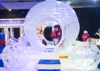 WUHAN, Orang-orang mengunjungi festival seni es dan salju di Wuhan, ibu kota Provinsi Hubei, China tengah, pada 21 Desember 2021. Sebagai bagian dari gelaran 8th National Public Ice and Snow Season, festival seni es dan salju dibuka di Wuhan pada Selasa (21/12). (Xinhua/Xiao Yijiu)