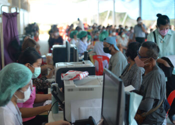 BANGKOK, Orang-orang mendaftarkan diri untuk menjalani vaksinasi COVID-19 di Bangkok, Thailand, pada 21 Desember 2021. Untuk sementara, Thailand akan menangguhkan pendaftaran pengecualian karantina bagi pengunjung asing dalam upaya mengendalikan penyebaran virus COVID-19 galur Omicron, demikian diumumkan pemerintah Thailand pada Selasa (21/12). (Xinhua/Rachen Sageamsak)