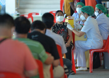 BANGKOK, Seorang wanita mendapatkan suntikan vaksin COVID-19 di Bangkok, Thailand, pada 21 Desember 2021. Untuk sementara, Thailand akan menangguhkan pendaftaran pengecualian karantina bagi pengunjung asing dalam upaya mengendalikan penyebaran virus COVID-19 galur Omicron, demikian diumumkan pemerintah Thailand pada Selasa (21/12). (Xinhua/Rachen Sageamsak)