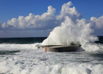 BEIRUT, Gelombang tinggi laut menghantam pantai Beirut, Lebanon, pada 21 Desember 2021. (Xinhua/Liu Zongya)